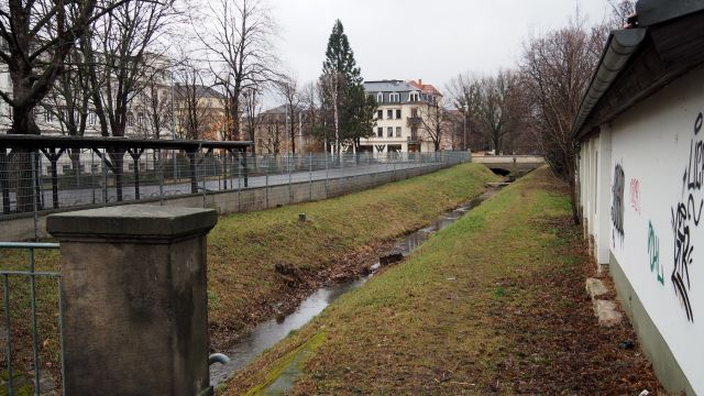Landgraben hinter der f6-Cigarettenfabrik Hier kann ein Weg von der Glashütter Straße auf Schandauer Straße entstehen.