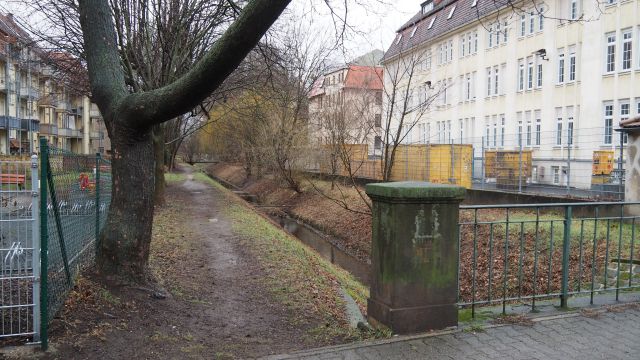 Die Rückansicht: Hier wäre Platz, um öffentlichen Freiraum am Landgraben zu schaffen - wird aber nicht geschehen.