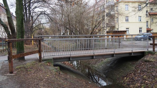 Die Kipsdorfer Straße ist hier noch für Autos unpassierbar - es existiert nur eine Fußgängerbrücke.