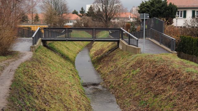 Ein Spaziergang am Blasewitz-Grunaer-Landgraben. Blick auf die Brücke am Kleinhausweg.