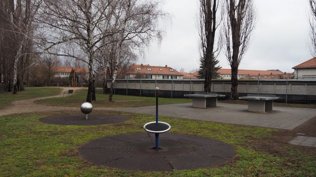 ... mit Tischtennisplatten, Spielgeräten und viel Auslauf.