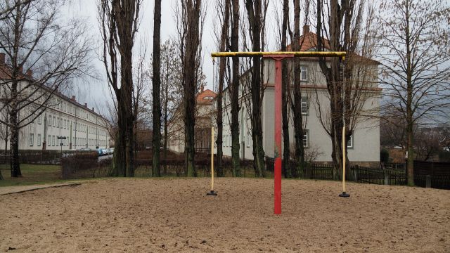 Nur wenige Schritte vom Grabenwall: der Spielplatz am Kleinhausweg ...