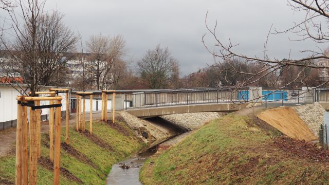 Erneuerte Brücke am Frauensteiner Platz und Neubeflanzung.