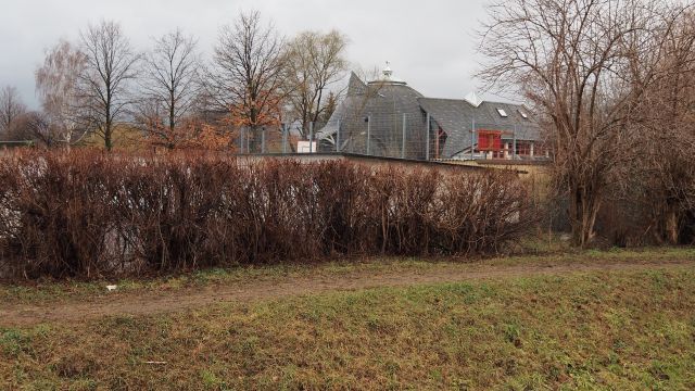 ... wovon sich die organische Architektur der Schieferburg abhebt (Blick vom Grabenwinkel).