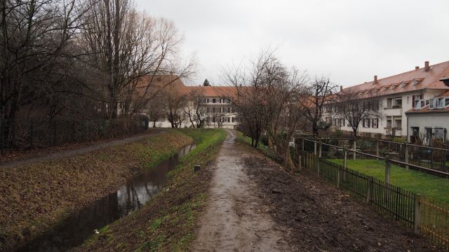 Am Grabenwinkel erinnert die typische Bebauung an eine provinzielle Garnisionsstadt, ...