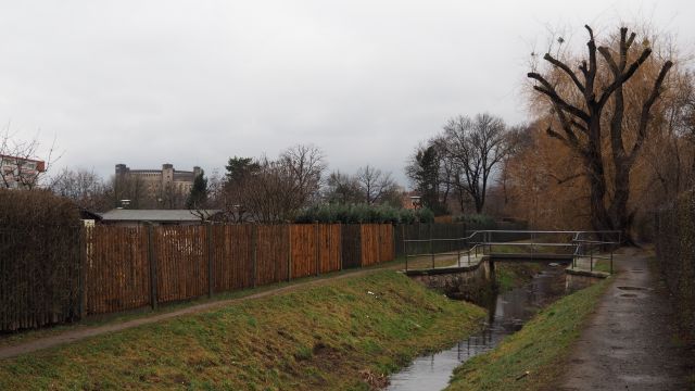 Der Landgraben trennt Gruna und Seidnitz - eine Fußgängerbrücke verbindet. Im Hintergrund: das Gasometer.