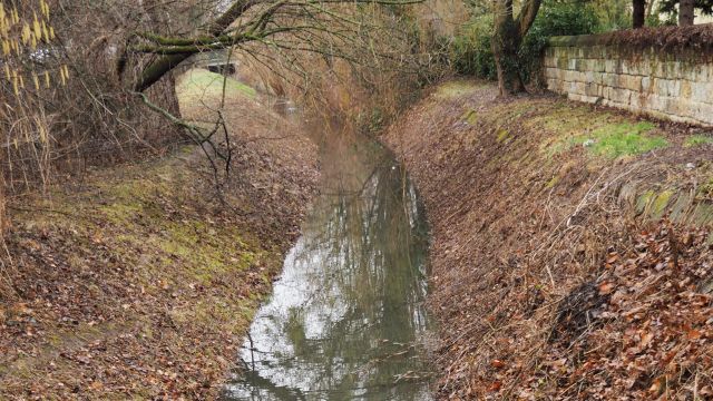 Der Landgraben südlich der Bodenbacher Straße, bevor er am Rothermundpark vorbeifließt.