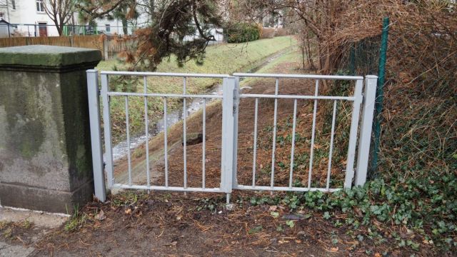 Es ist also Platz für einen Fußweg und Zugänge gibt es ebenso.