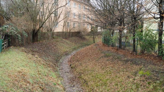 Anschließend rückt die Bebauung jedoch dicht an Graben, so dass etwa ab Niederwaldplatz ...