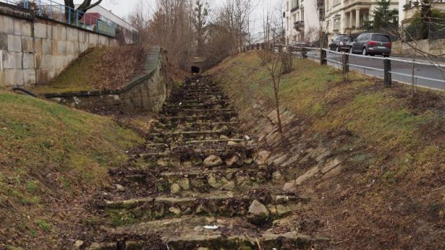Den "Sturz in die Elbe" kann man jedoch bequem von der Spohrstraße genießen.